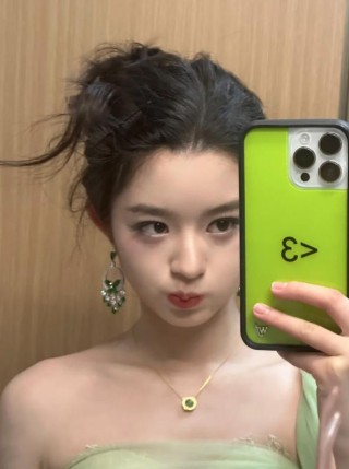 05后女演员戴230万耳环引热议，其父是公务员？女方公司发声明